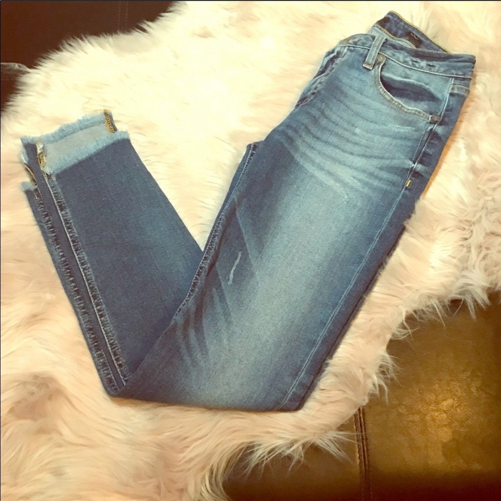 ✨Miss Me Jeans High Low Ankle Distressed Jeans💕